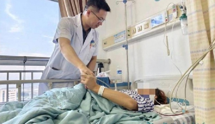 May mắn là ca mổ kịp thời đã cứu Tiểu Đông thoát khỏi nguy cơ bại liệt vĩnh viễn. Ảnh: Sohu.