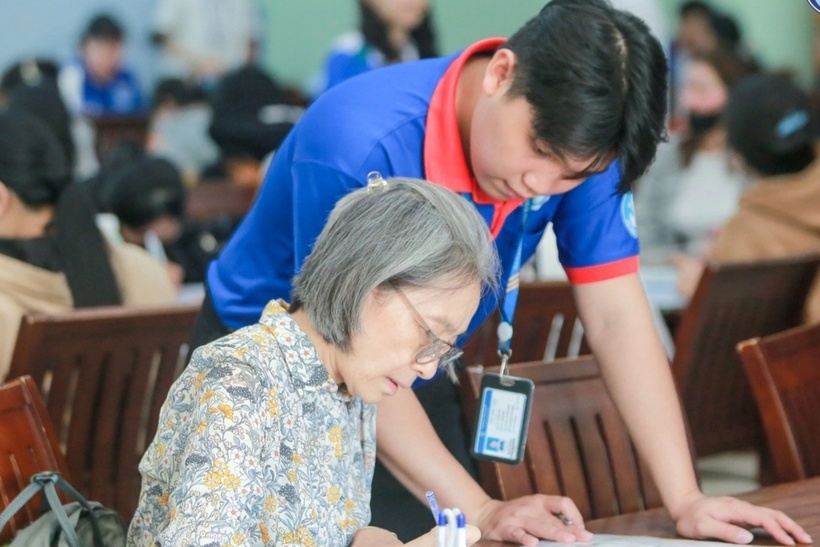 Bản thân bà tâm đắc lời dạy “Học, học nữa, học mãi”. Học với bà tuổi này không chỉ để lấy bằng mà để nuôi dưỡng tinh thần bên trong, giúp bản thân mở mang và tích cực hơn. Ảnh: ĐHVH