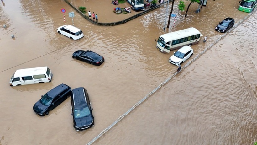 Đến sáng nay (27/8), tại khu vực Hà Nội vẫn còn nhiều điểm ngập sâu, khiến giao thông đi lại khó khăn. Ảnh minh họa