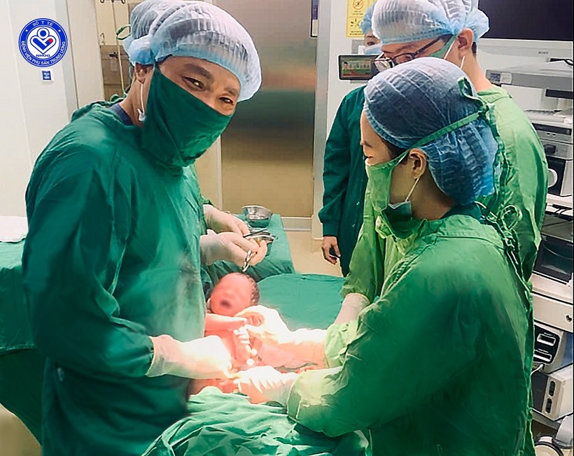 Bé gái được chào đời từ phôi thai trữ đông từ 11 năm trước