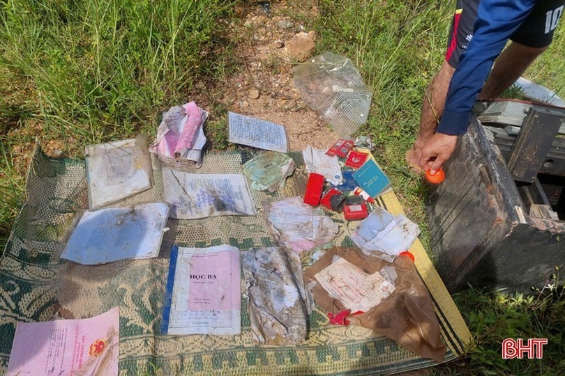 Trong két sắt còn nhiều giấy tờ có giá trị. (Ảnh: Báo Hà Tĩnh)