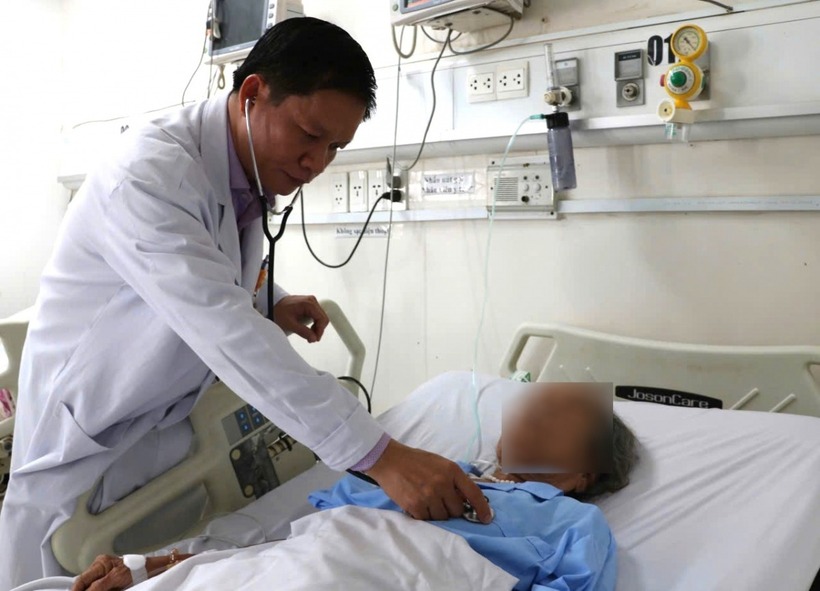 Bác sĩ thăm khám cho người bệnh. Ảnh: VOV