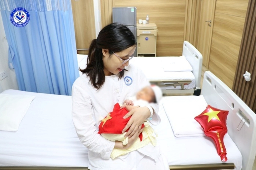 Bé gái chào đời khỏe mạnh vào sáng 22/8. Ảnh: Người Lao Động