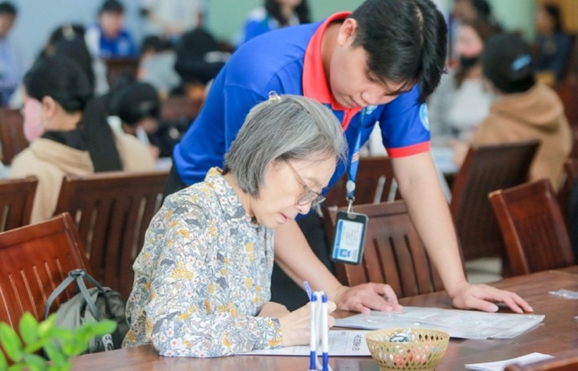 Bà Nguyễn Thị Tú Hoàng làm thủ tục nhập học tại trường Đại học Văn Hiến. Ảnh: VTC News