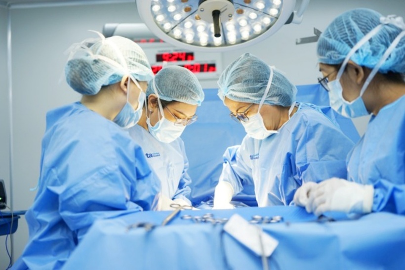 Các bác sĩ phẫu thuật bóc khối u buồng trứng phải cho chị L. Ảnh: Bệnh viện Đa khoa Tâm Anh
