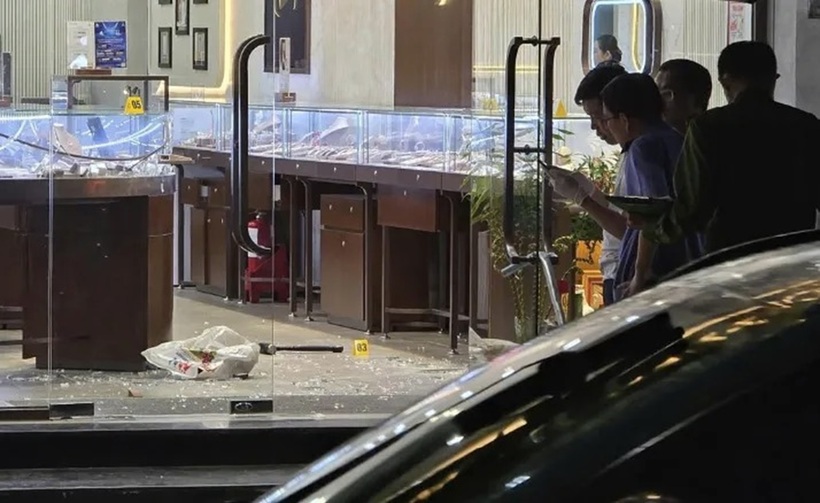 Hiện trường vụ cướp tiệm vàng. Ảnh: PLO