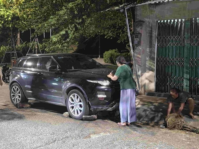 Chiếc xe ô tô bị chặn lại. Ảnh: Lao động