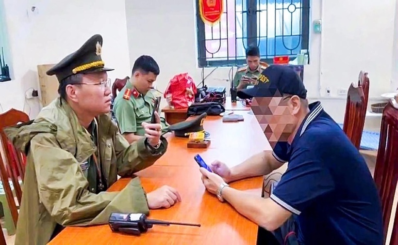 Công an làm việc với ông Đ. (Ảnh: Cơ quan công an)