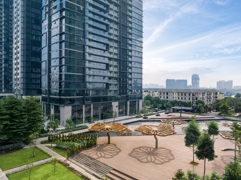 Hồ cảnh quan “Bassin de Radoub” với đáy hồ lót đá mô phỏng hình ảnh thân tàu nằm trong công viên Lá Sen, nội khu Grand Marina, Saigon.