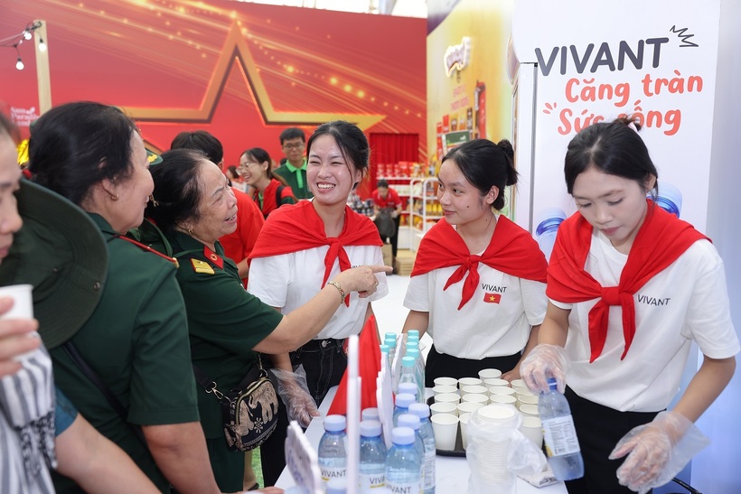 Khách hàng được trải nghiệm nhiều sản phẩm mới nhất từ các thương hiệu đồ uống Vivant, Trà Bupnon Tea365.