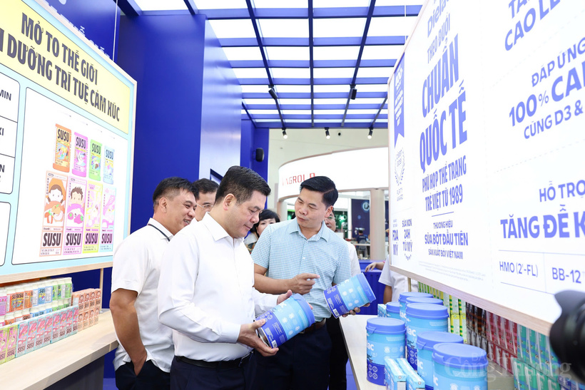 Bộ trưởng Bộ Công Thương Nguyễn Hồng Diên tham quan và kiểm tra gian hàng Vinamilk tại khu trưng bày (Ảnh: Nam Nguyễn).