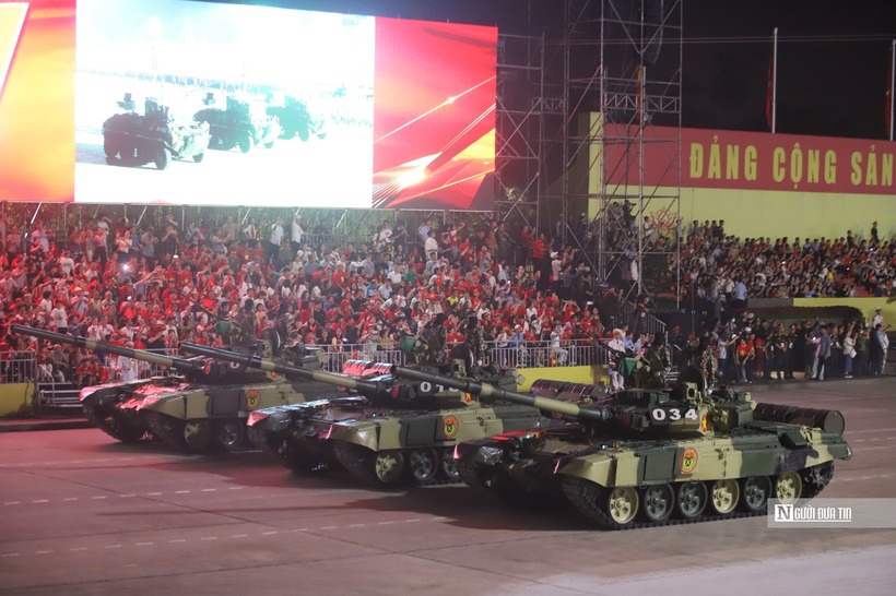 Dàn khí tài đi qua khu vực Quảng trường Ba Đình.