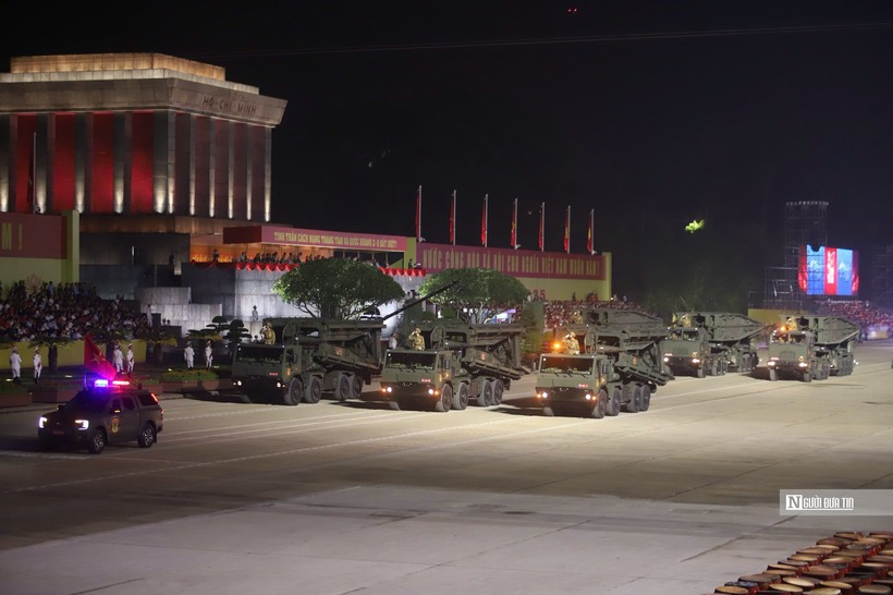 Dàn khí tài đi qua lễ đài.