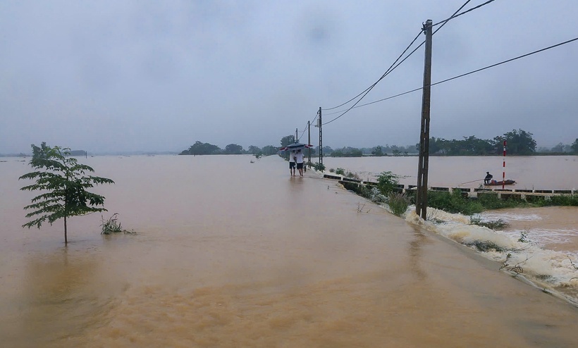 Nhiều hộ dân phải sơ tán do sự cố tràn đê Bùi 2