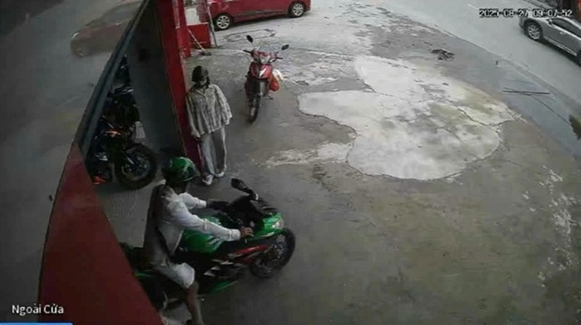 Người đàn ông lái xe máy nhãn hiệu Kawasaki Ninja 300 của cửa hàng ra đường rồi phóng đi luôn, trong khi người phụ nữ vẫn ở lại cửa hàng. Ảnh: Báo Thanh niên.