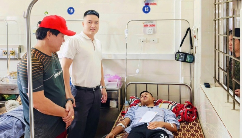 Cầu thủ Doãn Ngọc Tân không may gặp chấn thương nặng trong lúc diễn ra trận đấu và phải lên xe cấp cứu đến bệnh viện và điều trị kịp thời. Ảnh: VietNamNet.