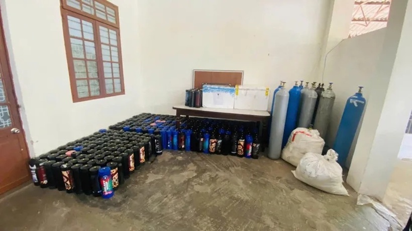 Hàng trăm bình khí cười bị công an phát hiện. Ảnh: PLO