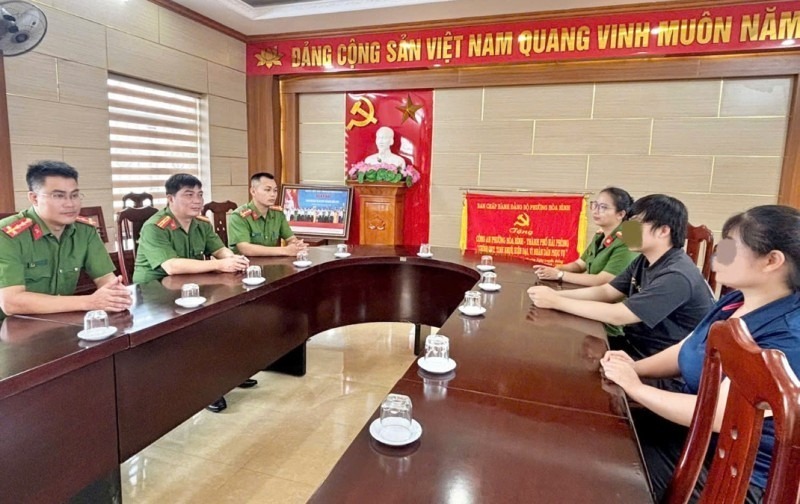 Chị N.T.T và em T.M.H tại cơ quan công an. Ảnh: Tiền phong