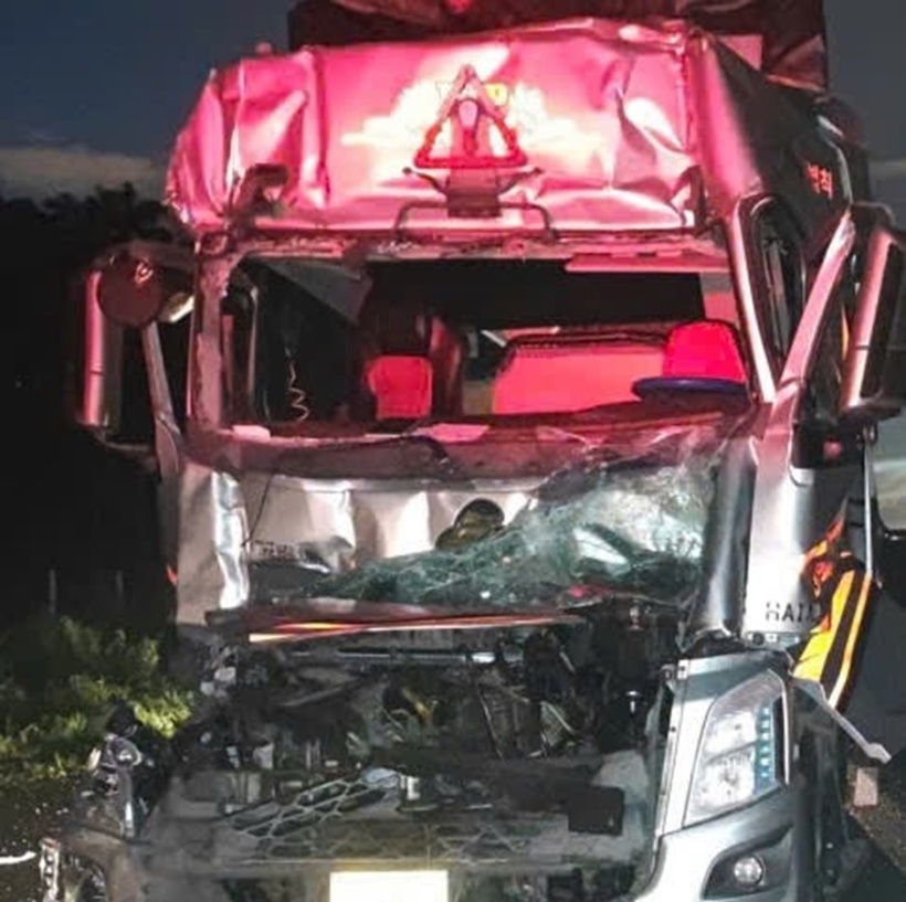 Hiện trường vụ 2 xe đầu kéo tông nhau trên cao tốc Phan Thiết- Dầu Giây: Phương tiện bị biến dạng, tài xế thiệt mạng. Ảnh: Người lao động