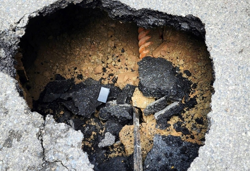 Bánh sau bất ngờ sụt xuống hố sâu gần 1 mét. Bên dưới hố xuất hiện khoảng rỗng kiểu “hàm ếch” rộng gần 2 mét.