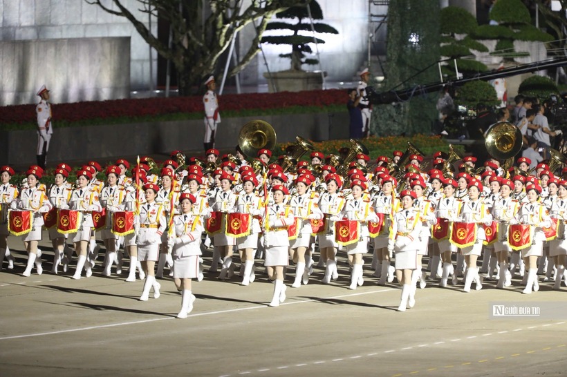 Khối nữ quân nhạc đi qua lễ đài trong tiếng vỗ tay, cờ hoa của người dân.