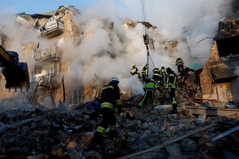 Lực lượng cứu hộ Ukraine tại hiện trường một tòa nhà bị trúng tên lửa Nga ở Kiev hôm 28/8. (Ảnh: Reuters).