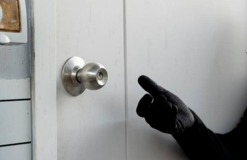 Sau khi đột nhập vào nhà, người đàn ông đánh thuốc mê khiến người phụ nữ bất tỉnh, rồi dùng dụng cụ để lấy máu từ cánh tay của cô. Ảnh minh họa: Handout