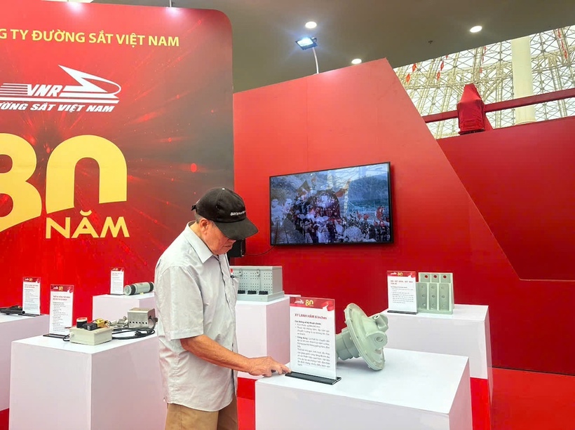 Người dân hào hứng khi được nắm nhìn nhiều thành tựu của ngành Đường sắt được giới thiệu tại Triển lãm
