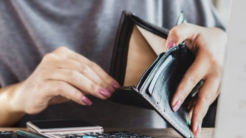 Người phụ nữ rơi vào tình cảnh nợ nần, phải trả tổng cộng khoảng 3,4 triệu đồng mỗi ngày cho hơn 10 chủ nợ trong hơn 3 năm. Ảnh minh họa: The Thaiger