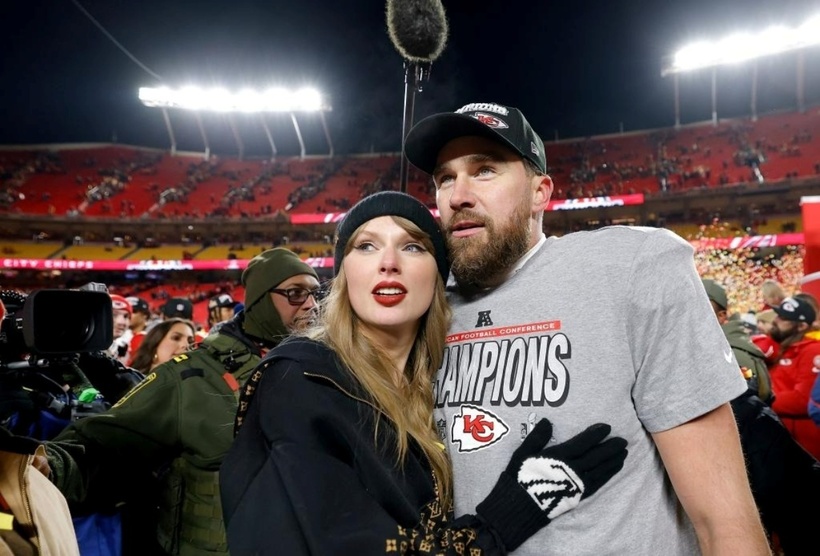 Taylor Swift và Travis Kelce thu hút sự chú ý lớn sau khi thông báo đính hôn.