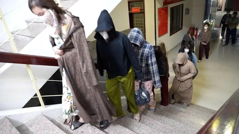 Nhiều nữ nhân viên trong cơ sở massage bị đưa về trụ sở. Ảnh: PLO