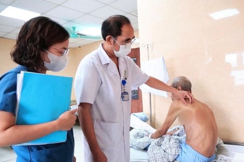 Bác sĩ kiểm tra tình hình của người bệnh. Ảnh: Pháp Luật và Xã Hội