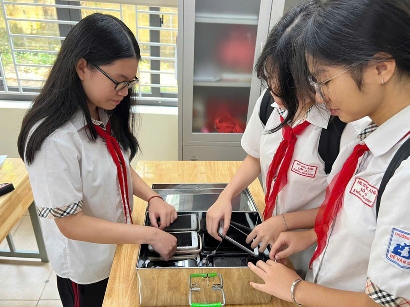 Trước thềm năm học mới, Hà Nội yêu cầu quản lý chặt việc học sinh sử dụng điện thoại. Ảnh minh họa