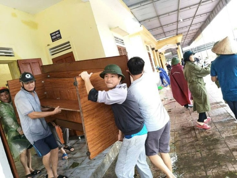 Ngành giáo dục Hà Tĩnh khẩn trương khắc phục hậu quả bão số 5 chuẩn bị cho năm học mới. Ảnh: Lao động