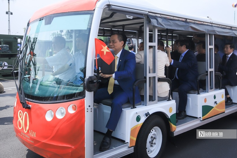 Chủ tịch Vingroup Phạm Nhật Vượng lái xe điện đưa Tổng Bí thư Tô Lâm và lãnh đạo, nguyên lãnh đạo Đảng, Nhà nước tham quan triển lãm.