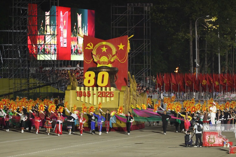 Xe mô hình Quốc huy đi qua lễ đài.