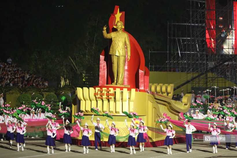 Xe rước chân dung Chủ tịch Hồ Chí Minh.