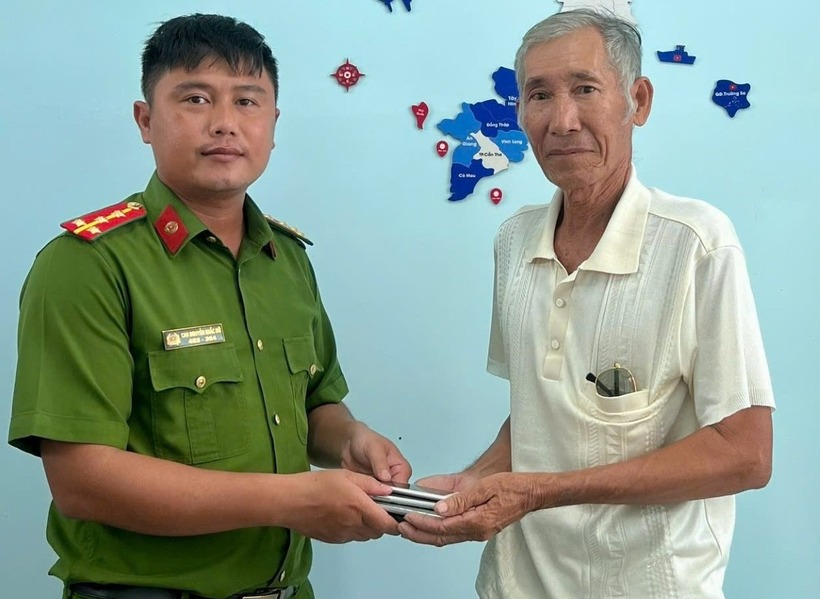 Cụ ông vui mừng khi công an phá án nhanh và trao lại các điện thoại bị trộm. (Ảnh: Công an Lâm Đồng)