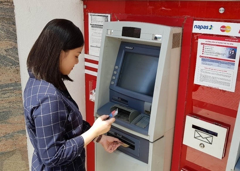 Rút tiền tại ATM. Ảnh minh họa