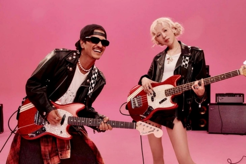 Ca khúc “APT.” đánh dấu sự hợp tác giữa nữ ca sĩ với siêu sao quốc tế Bruno Mars.