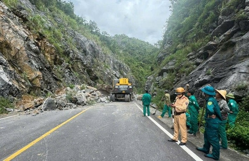 Lực lượng chức năng xử lý sự cố sạt lở. (Ảnh: Đặc khu Cát Hải)