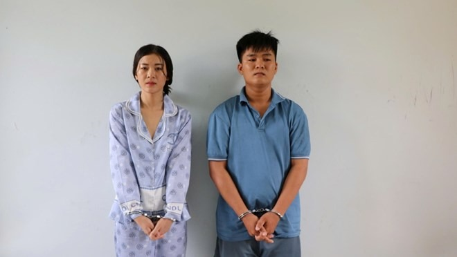 Hiếu và Ánh đã cùng nhau thực hiện cướp giật dây chuyền vàng của người đứng đợi mua bánh mì bên đường. Ảnh: Lao động