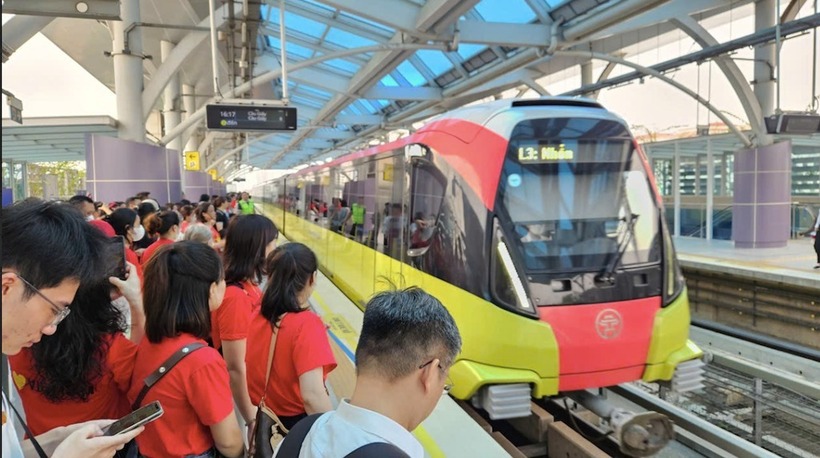Lượng khách sử dụng metro những ngày qua tăng vọt. (Ảnh: VietnamNet)