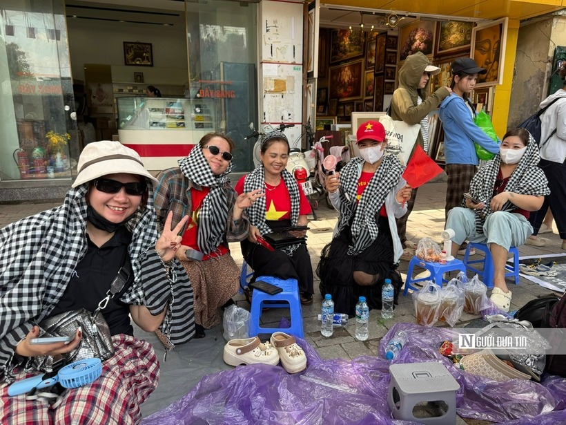 Chị Giang từ Tp.Hồ Chí Minh cùng nhóm bạn hẹn nhau xếp hàng từ 9h sáng nay trên trục đường Nguyễn Thái Học.