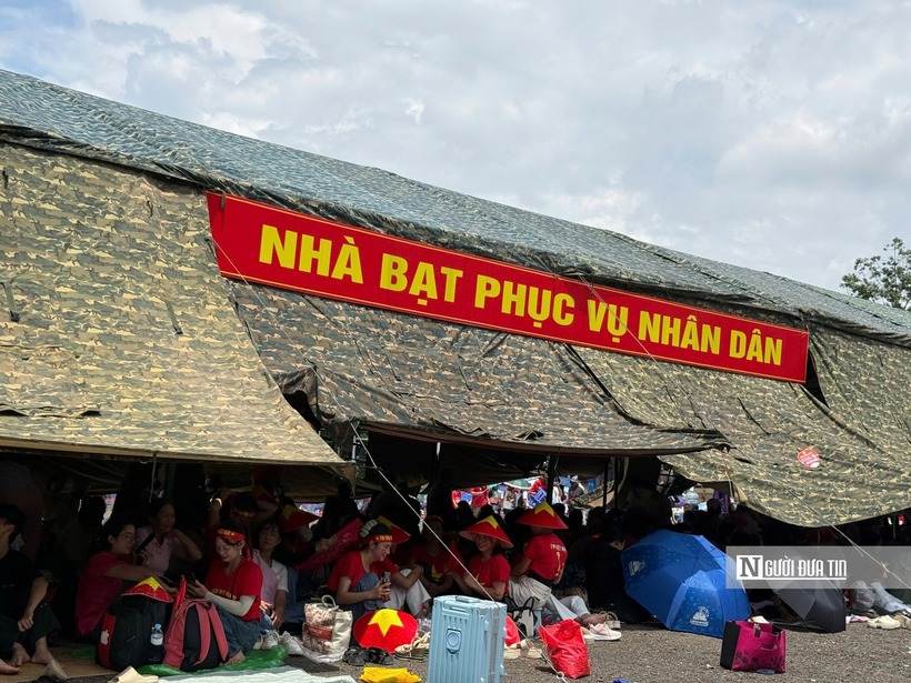 Khu vực nhà bạt phục vụ nhân dân rất đông người ngồi kín, háo hức chờ xem.