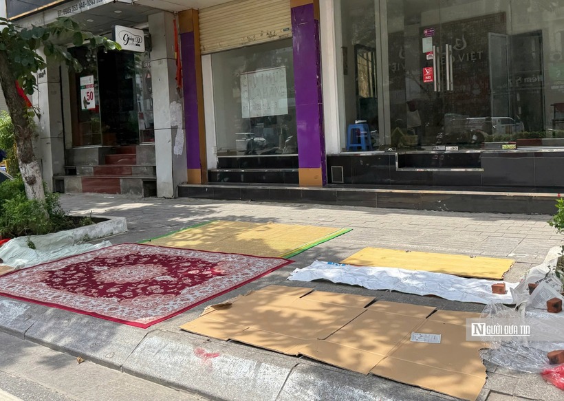 Người dân mang cơm nắm, ô, bạt giữ chỗ chờ xem tổng duyệt diễu binh 2/9 - 11