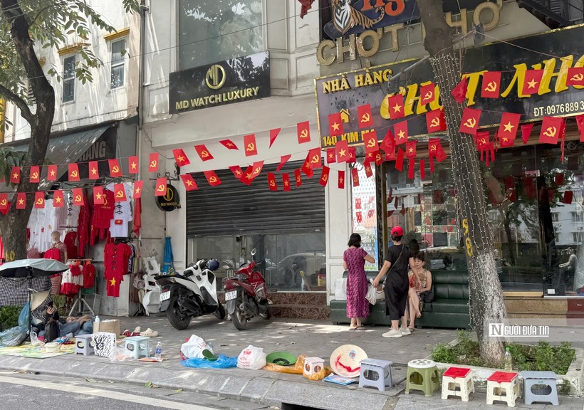 Trục đường Kim Mã nhiều người dân đã trải sẵn chiếu để giữ chỗ.