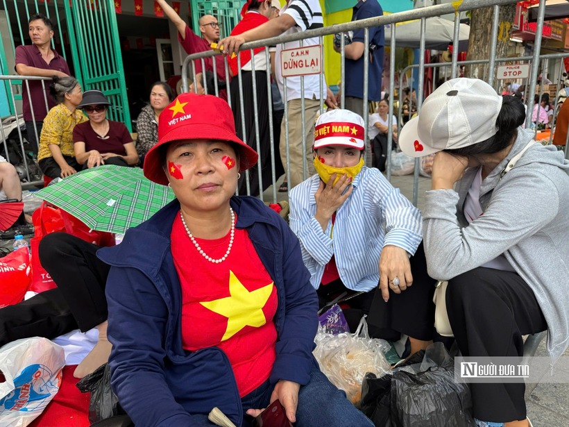 Bà Thanh xếp hàng từ rất sớm để chờ xem diễu binh, diễu hành.