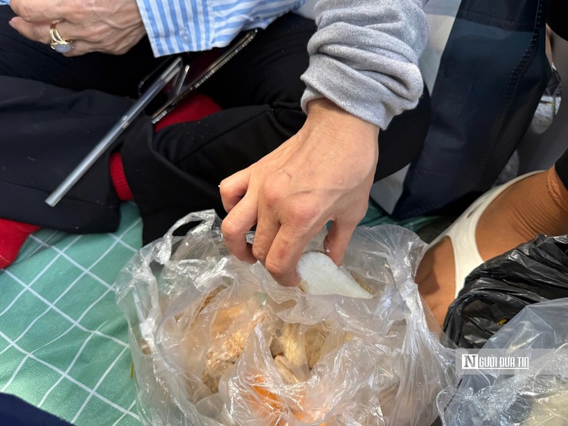 Người dân chuẩn bị cơm nắm, muối vừng và sẵn sàng ngủ lại để sáng mai xem tổng duyệt diễu binh, diễu hành.