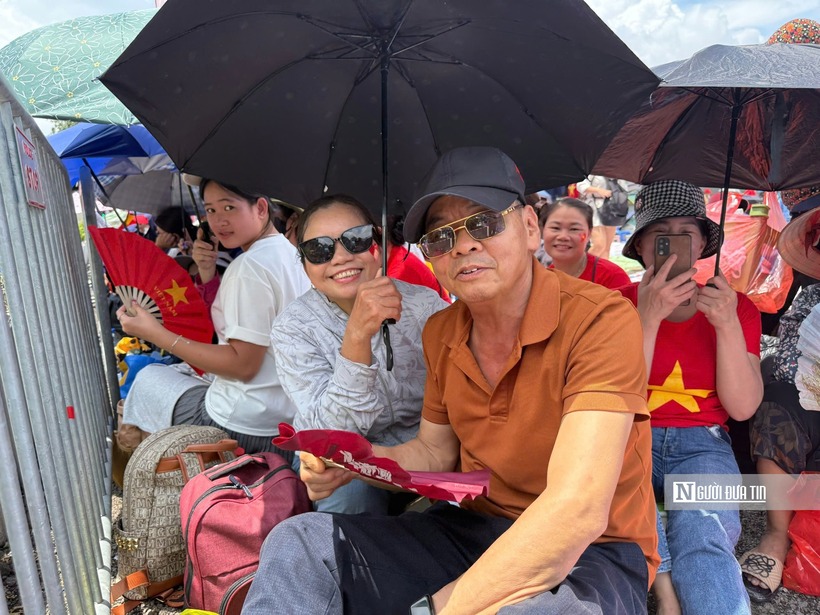 Vợ chồng ông Thao từ Hà Tĩnh ra Hà Nội cùng chung niềm vui háo hức khi hoà mình vào không khí của ngày hội non sông.